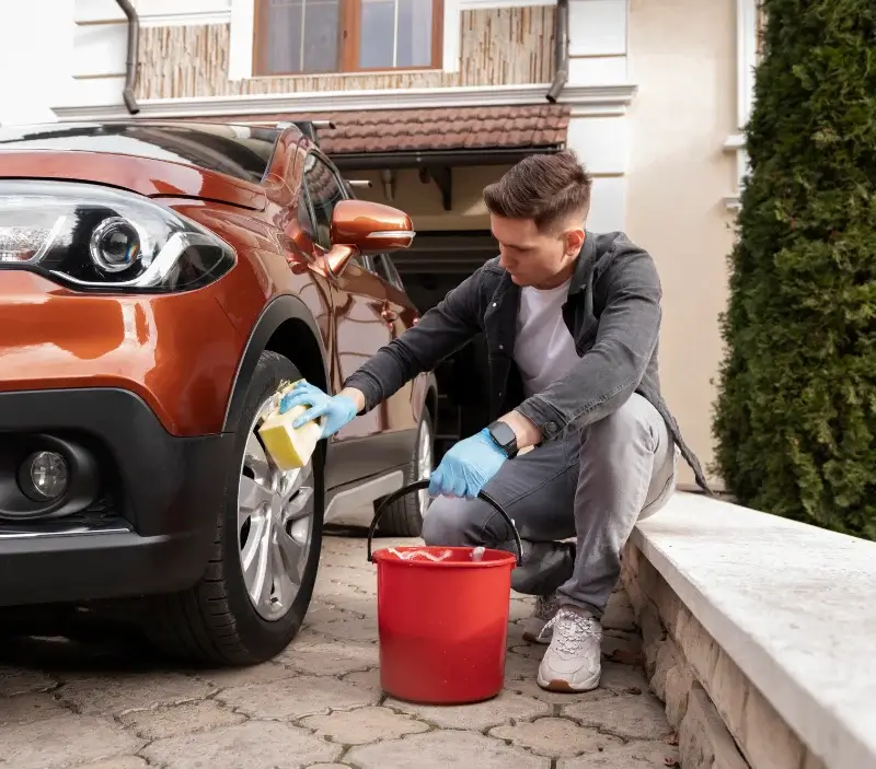 Lavage auto à domicile Pleure : professionnel intervenant sur un véhicule